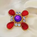 Vue détaillée d'une broche croix vintage avec des pierres précieuses synthétiques rouges - Style Rouge Pourpre (Style 2)