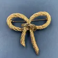 Λεπτομερής άποψη vintage χρυσή καρφίτσα φιόγκος με ανάγλυφο υφαντό σχέδιο και ύφος - Φιόγκος με Υφή (BQ08)