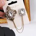 Dettaglio di spilla barocca vintage dorata con cristalli chiari ed eleganti nappe a catena. - Stile Nappina in Pietra Rettangolare (TL004) / Bianco