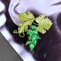 Elegant vintage Baroque green grape brooch featuring emerald beads and gold metallic leaves - Green Grape Style / Green