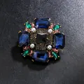 Broche retro de estilo británico con cristales azules y perlas sobre fondo negro - Azul tinta