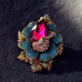 Lussuosa spilla a forma di rosa con cristalli vintage e strass blu e fucsia vivaci - Rosso rosa