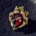 Elegante spilla a fiore vintage in cristallo con gemma centrale rosso scuro - Viola