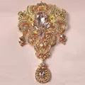 Detalle de un broche de corona dorado con pedrería rosa en forma de gota de agua - Estilo Corona Strass Rosa Púrpura Base Dorada (02)