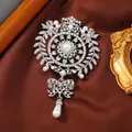 Spilla vintage barocca con fiocco, strass e ciondolo di perla - Stile Grande Fiore con Fiocco e Strass / Bianco