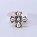 Detailopname van een luxe barokke kruisspeld met druppelvormige parels en strass. - Stijl 2 (Antiek Goud Druppelparel Kruis)