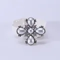 Detail van een luxueuze barokke vintage kruisbroche met parels en strass-steentjes. - Stijl 1 (Parelkruis Ontwerp)