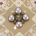 Gedetailleerde macro-weergave van een barokke vintage kruisbroche met parels en goud metaal - Stijl 12 (Antiek Goud Gegraveerd Nummer 5 Kruis)