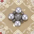 Gedetailleerde macro-opname van vintage barokke kruisbroche met parels en gravures. - Stijl 13 (Zilveren Opengewerkt Parel Kruis)
