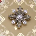 Detail van de barokke vintage kruisbroche met parels en fonkelende strass-steentjes - Stijl 20 (Antiek Goud Melkwitte Parel Kruis)
