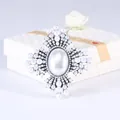 Detailweergave van luxe barokke vintage kruisbroche met parels en strassteentjes - Stijl 6 (Vintage Radiale Parel Kruis)