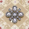 Gedetailleerde macro-opname van een vintage barokke kruisbroche met grijze parels en strass - Stijl 24 (Vintage Zilver Complex Parel Kruis)