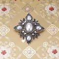 Detailopname van een vintage barokke kruisbroche met witte parels en strass-steentjes. - Stijl 17 (Zilver Grijs Strass Kruis)