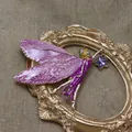 Dettaglio di una spilla a forma di fata in smalto viola vintage con cornice dorata. - Fata con Ali di Cicala Viola (Stile 1)