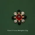 Gros plan d'une élégante broche baroque avec une pierre rouge et des perles noires - Style Pierre Rouge Carrée (M2-2-1820)