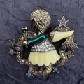 Détail d'une broche ange vintage ornée de strass colorés et d'étoiles décoratives - Fille en Strass Bronze (Style 16)
