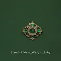 Détail d'une broche baroque vintage avec perles, pierres émeraude et mesures - Style Émeraude Losange (L2-6-2886)