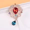 Détail d'une luxueuse broche de style vintage avec cristaux rouges et bleus en larme - Double Goutte Strass Rouge Or Rose (H8-2-2758)