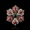 Broche barroco vintage de lujo en oro antiguo con cristales rojos y centro verde - Loto de los Seis Tesoros / Rojo