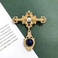 Vintage barokke vergulde broche met witte parels en een grote blauwe edelsteen hanger - Barok Heilig Pendentief / Ongeveer 4.8x5.5cm