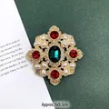 Vintage barokke broche met groene edelsteen en witte parels in een mat gouden afwerking - Juweel Prinses Stijl / Ongeveer 5x5.3cm