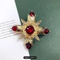 Vintage barokke goudkleurige kroonspeld met rode edelstenen en fonkelende strasstenen - Robijnrood Gevechtskruis / Ongeveer 6x6cm