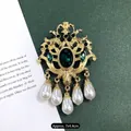 Vintage barokke goudkleurige broche met groen kristal en parelhangers, maat 7x4,4 cm - Emerald Crown Tassel