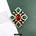 Vintage barokstijl matgouden brochespeld met rode, groene en blauwe kleurrijke stenen - Holy Pattern Gemstone Eye