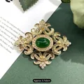 Vintage barokke matgouden broche met groene steen en strass, circa 5,7x5 cm - Lace Emerald Style
