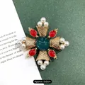 Prachtige vintage barokke broche met groene en rode stenen en parels, ca. 5x5 cm - Engraved Cross Style