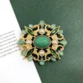 Klassieke barokke broche in mat goud met smaragdgroene kristallen en kunstparels - Reliëf kristal smaragd stijl