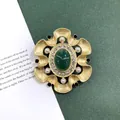 Barokke matgouden broche met een centrale groene edelsteen en elegante faux-parels - Kant Kunstparel Groene Edelsteen Stijl