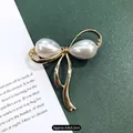 Elegante vintage barokke goudkleurige strikbroche met twee grote witte druppelparels - Vloeiende Kunstparel Strik Stijl
