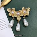 Vintage Barok gouden bloem broche met elegante druppelvormige parelhanger - Drie Gouden Bloemen Kunstparel Stijl