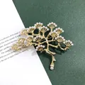Elegante vintage broche in barokstijl goudkleurig prachtig versierd met witte parels - Pijnboomberg Zonsondergang Sneeuw Stijl