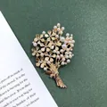 Retro goudkleurige boeket broche met witte parels en fonkelende kristallen - Kunstparel Boeket Stijl