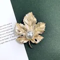 Barokke esdoornbladbroche in mat goud met parel accent op een elegante achtergrond - Kunstparel Avondesdoorn Stijl