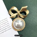 Prachtige barokke matgouden strikbroche met een elegante hangende parelhanger - Grote Parel Strik (25)