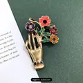 Vintage matgouden broche in de vorm van een hand met kristallen bloemen, 3,2x5,1 cm - Boeddha Hand Plukt Bloem (26)