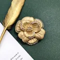 Vintage barokke camelia broche in mat goud met strass steentjes - Vintage Zij-Diamant Bloem (27)