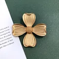 Elegante barokke bloemspeld in mat goud met vier bladen en een verfijnde textuurafwerking - Vintage Goud Klavertje Vier (28)