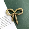 Elegante vintage barokke gouden strikbroche speld met gedetailleerde weefseltextuur - Gouden Touw Strik (32)