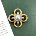 Vintage barokke matgouden bloemspeld met een grote centrale parel, maat 4x4 cm. - Parel Klavertje Vier