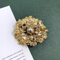 Vintage barokke matgouden bloemspeld met centrale parel en fonkelende kristallen accenten dames - Vergulde Pioenroos