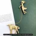 Elegante vintage matgouden speld met een meisje dat een hond aan de ketting uitlaat - Meisje en hond