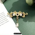 Vintage barokke matgouden kroonbroche met witte parels en een druppelvormige hanger - Victoria