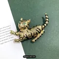 Elegante vintage matgouden kattenbroche met groene ogen en zwarte strepen voor dames - Tijgerkat met Groene Ogen