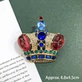 Elegante vintage barokke gouden kroonbroche met kleurrijke strass-steentjes en cabochons - Trifari Kroon Stijl