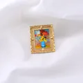 Dettaglio di una spilla barocca vintage con pittura a olio di fiori in un vaso blu. - Motivo Natura Morta Floreale