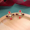 Detail van barokke vintage kruisoorbellen met rode strass-steentjes en centrale parel. - Vintage Kruis Rood Groen Steen Parel Stijl (Stijl 1)